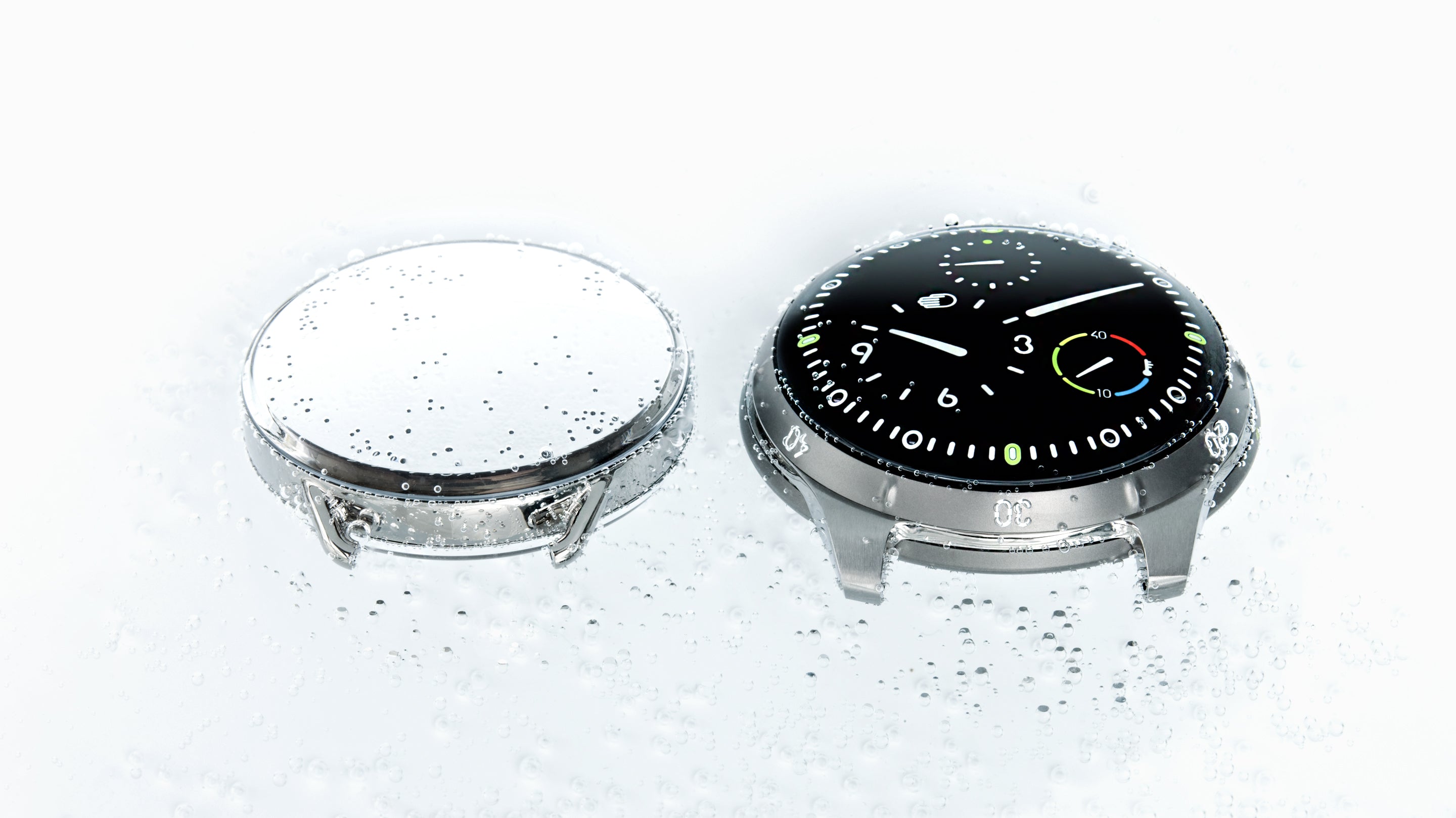 Close up comparison of two watch dials: on the left a standard watch dial under water with a mirror effet and on the right the Ressence TYPE 5 Black dial perfectly legible thanks to its oil-filled dial