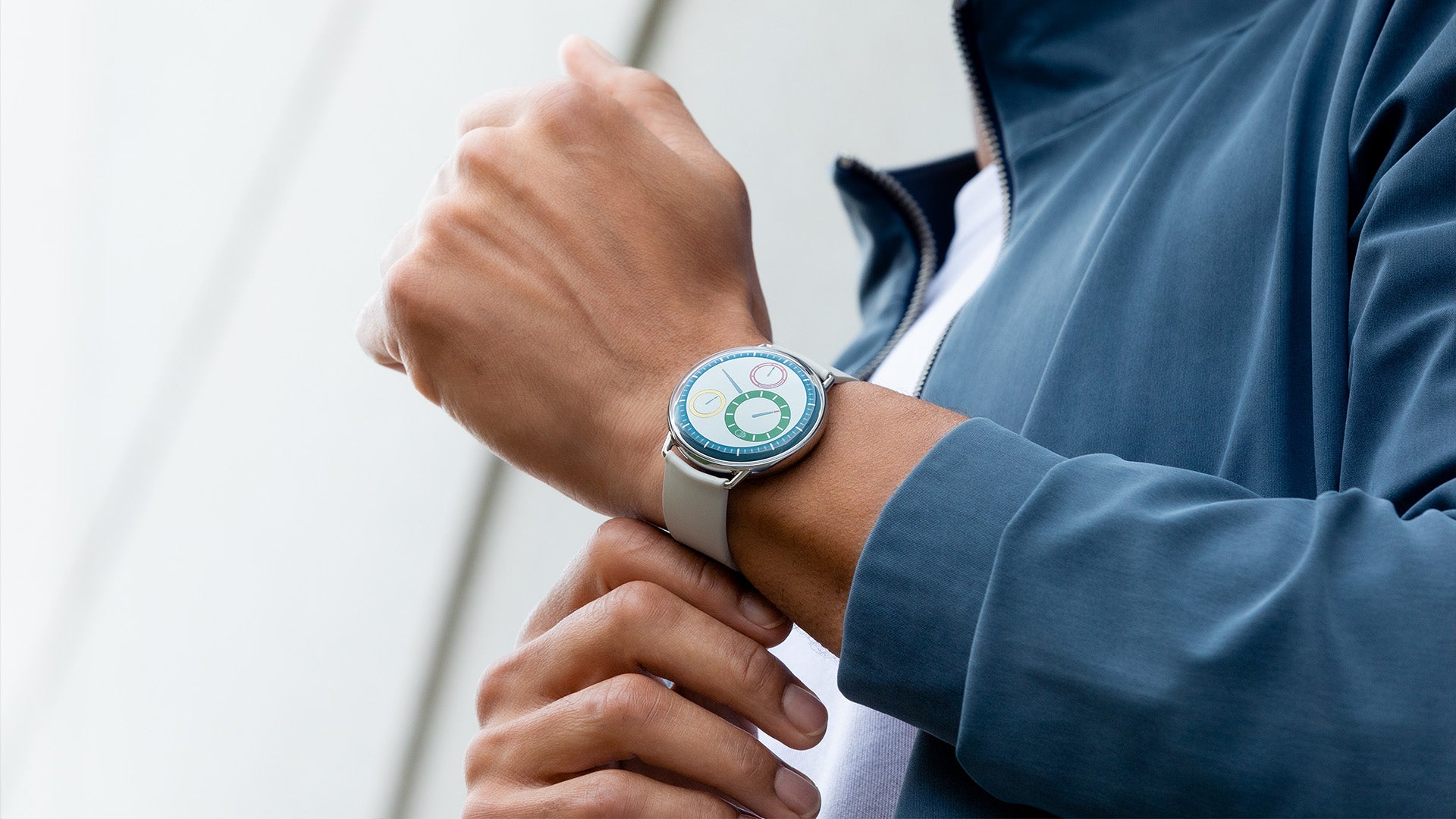 Person wearing a Ressence TYPE 1° Round Multicolour with a white premium rubber strap 